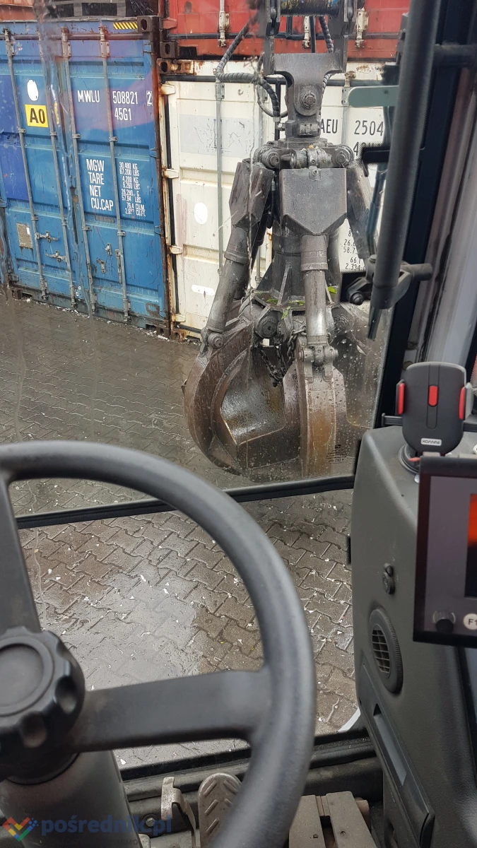Operator koparki przeładunkowej typu Fuchs
