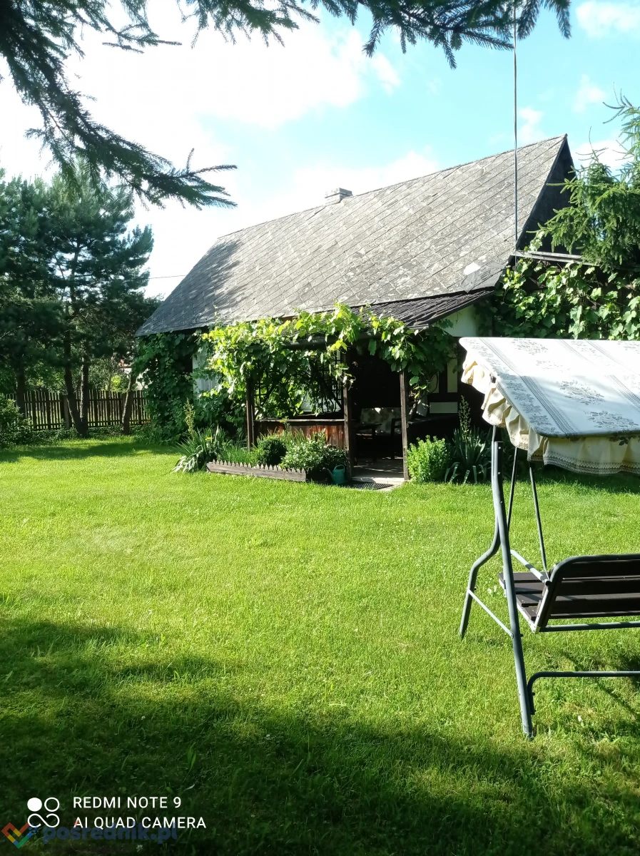 Domek drewniany na dużej działce przytulny i bezpieczny