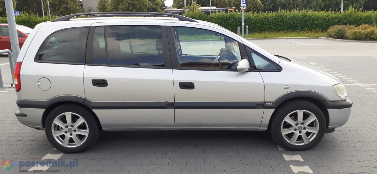 samochód osobowy opel zafira a 2002.