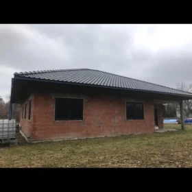 Sprzedam dom w miejscowości Gruszewnia , cicha spokojna okolica 15min do centrum Częstochowy, na działce 1200m2 , ogrodzona. Stan surowy zamknięty. 