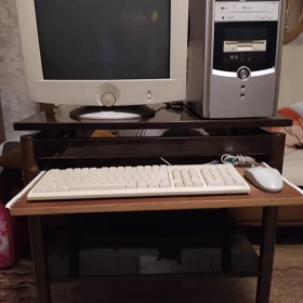 Komputer, monitor, stolik - komplet