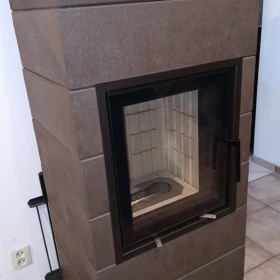 Hybrydowy akumulacyjny piec kominkowy bez prądu.