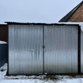 Garaż używany z grubych profili 