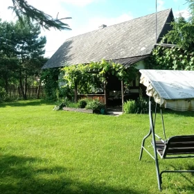 Domek drewniany na dużej działce przytulny i bezpieczny