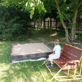 Domek drewniany na dużej działce przytulny i bezpieczny