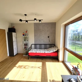 Narożna szeregówka z garażem i dużym ogrodem