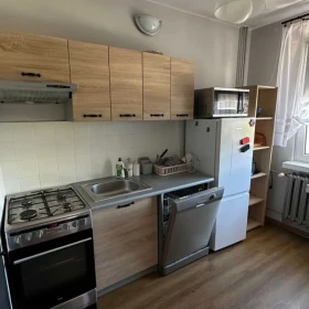 Zadbana kawalerka w centrum – balkon, winda, piwnica, parking