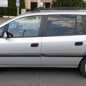 samochód osobowy opel zafira a 2002.