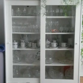 Witryna do pokoju biała z drzwiami przeszklonymi