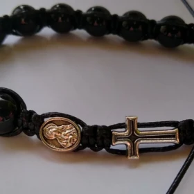 Męski różaniec mocna bransoletka na rękę z krzyżykiem i Matką Bożą Wojownicy Maryi+