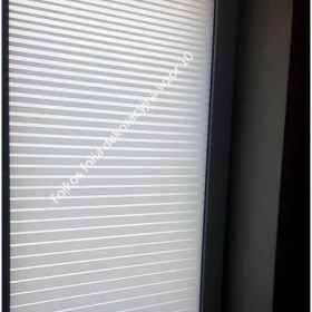 Czym zasłonić okno w łazience? - Folkos folie prywatyzujące na okna -Folie na okna łazienkowe 100% prywatności -Folie z usługą montażu Warszawa