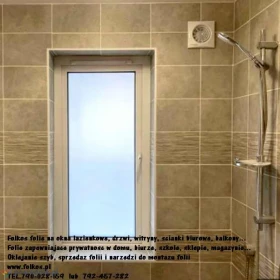 Czym zasłonić okno w łazience? - Folkos folie prywatyzujące na okna -Folie na okna łazienkowe 100% prywatności -Folie z usługą montażu Warszawa
