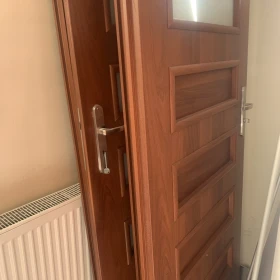 Drzwi wewnętrzne kolor orzech z szybami 90 i 80 stan bdb