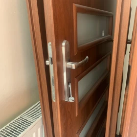 Drzwi wewnętrzne kolor orzech z szybami 90 i 80 stan bdb