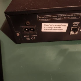 Cyfrowy odbiornik satelitarny (dekoder) z kablem do DVD i pilotem