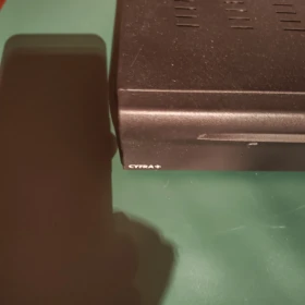 Cyfrowy odbiornik satelitarny (dekoder) z kablem do DVD i pilotem