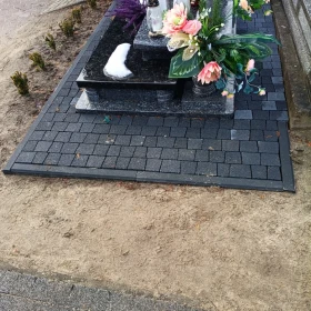 Układanie kostki brukowej na cmentarzu