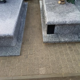 Układanie kostki brukowej na cmentarzu