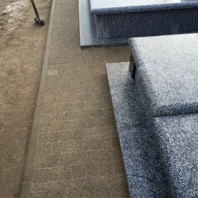 Układanie kostki brukowej na cmentarzu