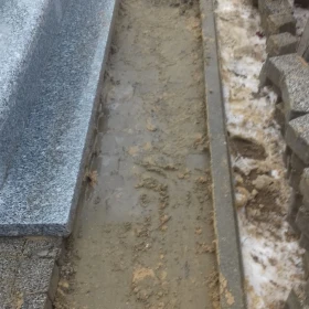 Układanie kostki brukowej na cmentarzu