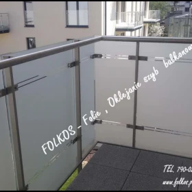 Osłony na szyby balkonowe- Czym zasłonić szklany balkon- Folie prywatyzujące na szklane balkony Warszawa -Oklejamy balkony Folkos