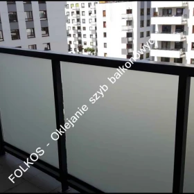 Osłony na szyby balkonowe- Czym zasłonić szklany balkon- Folie prywatyzujące na szklane balkony Warszawa -Oklejamy balkony Folkos