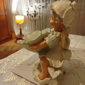 Figurka aniołka z kwiatami