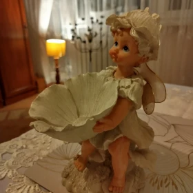 Figurka aniołka z kwiatami