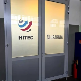 Usługa oklejania szklanych drzwi Warszawa - folie na szklane drzwi, folie do biura, szkół, szpitali, magazynów, aptek, przedszkoli...Oklejamy Wawa