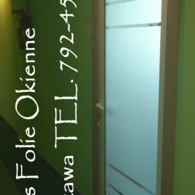 Usługa oklejania szklanych drzwi Warszawa - folie na szklane drzwi, folie do biura, szkół, szpitali, magazynów, aptek, przedszkoli...Oklejamy Wawa