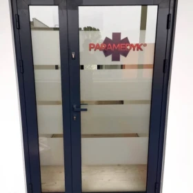 Usługa oklejania szklanych drzwi Warszawa - folie na szklane drzwi, folie do biura, szkół, szpitali, magazynów, aptek, przedszkoli...Oklejamy Wawa