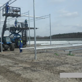 Praca przy montażu konstrukcji