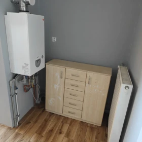 Wynajmę mieszkanie w budynku wolnostojącym Cz-wa, Korkowa pow. 64 m2+komórka 12m2 umeblowane za 1 500,00 zł/ m-c+ media wg liczników parking do dyspoz