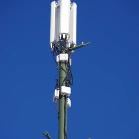 MAszt mobilny - Internet LTE, 5G, mobilna wieża telekomunikacyjna