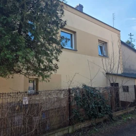 Dom dwupiętrowy w dzielnicy Stradom w Częstochowie