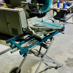 Akumulatorowa ukośnica Makita DLS714Z + Uniwersalny przenośny stół Makita WST05