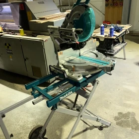 Akumulatorowa ukośnica Makita DLS714Z + Uniwersalny przenośny stół Makita WST05