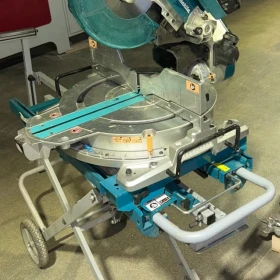 Akumulatorowa ukośnica Makita DLS714Z + Uniwersalny przenośny stół Makita WST05