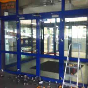 Zrywanie folii z witryn- Usługa usuwania starej zniszczonej folii, usuwanie naklejek, kleju, mycie szyb Warszawa TEL.790-028-159
