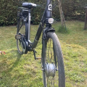 Rower elektryczny firmy Giant Elegance + z silnikiem 250w, 3 trybów mocy do 25 km/h 3 hamulec z nożny ,przerzutki w piascie 7 biegów  Niska rama