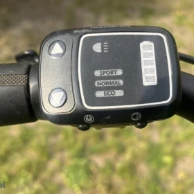 Rower elektryczny firmy Giant Elegance + z silnikiem 250w, 3 trybów mocy do 25 km/h 3 hamulec z nożny ,przerzutki w piascie 7 biegów  Niska rama