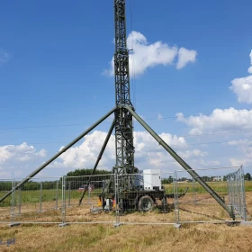 Maszt telefonii komórkowej - wieża mobilna BTS o wys. 25metrów.
