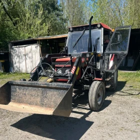Ciągnik rolniczy Zetor 7011 z turem w komplecie widły i łyżka.