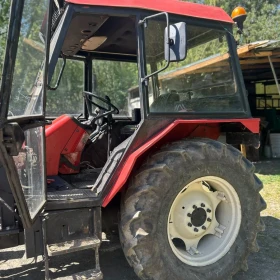 Ciągnik rolniczy Zetor 7011 z turem w komplecie widły i łyżka.