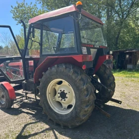 Ciągnik rolniczy Zetor 7011 z turem w komplecie widły i łyżka.