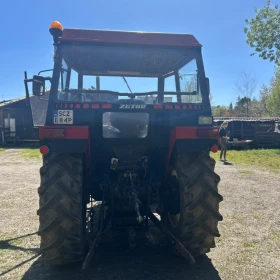 Ciągnik rolniczy Zetor 7011 z turem w komplecie widły i łyżka.