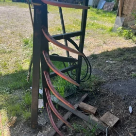 Ciągnik rolniczy Zetor 7011 z turem w komplecie widły i łyżka.