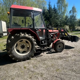 Ciągnik rolniczy Zetor 7011 z turem w komplecie widły i łyżka.