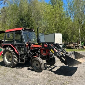 Ciągnik rolniczy Zetor 7011 z turem w komplecie widły i łyżka.