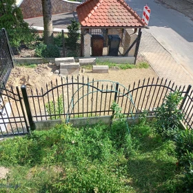 Narożniki, gruz i ziemia z wykopu do oddanie a